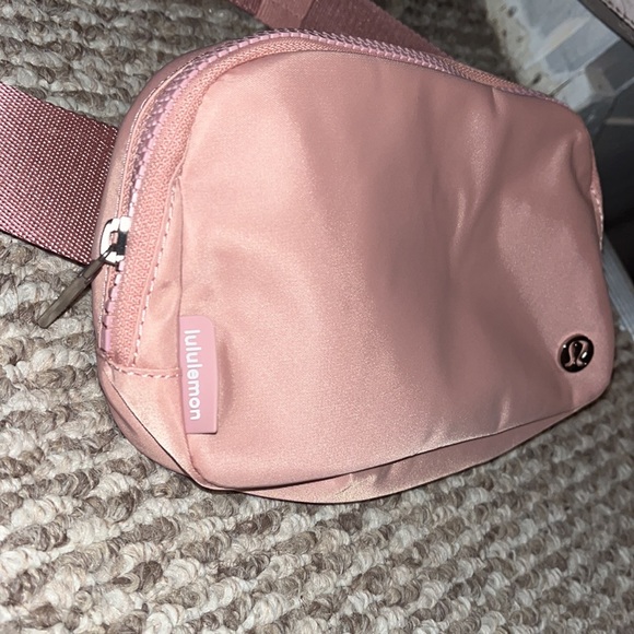 NWOT lulu everywhere belt bag. never worn in perfect condition. Pink Pastel - Picture 2 of 4